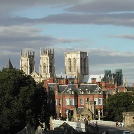 City Centre With Riverside Walks And Free Parking P1hk